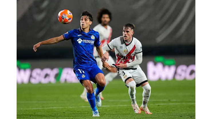 Jogadores de Rayo Vallecano e Getafe disputam a posse de bola | Crédito: Alamy Live News