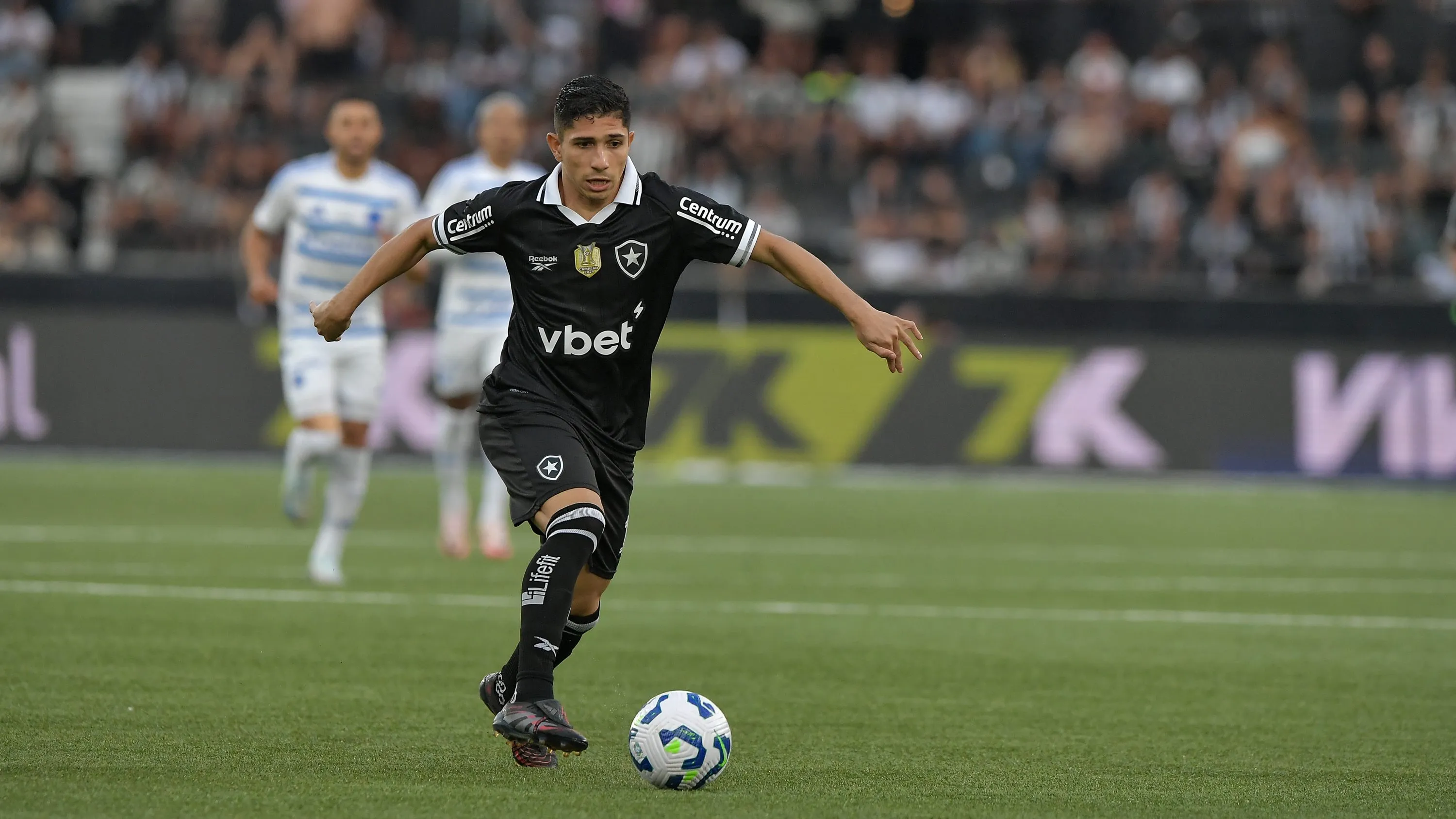 Savarino é disputado no mercado da bola - Foto: Thiago Ribeiro/AGIF.