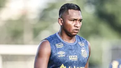 Morelos em campo com a camisa do Peixe.