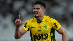 Lucas Ramon jogador do Mirassol comemora seu gol durante partida contra o Botafogo no estadio Engenhao pelo campeonato Brasileiro A 2025. Foto: Jorge Rodrigues/AGIF