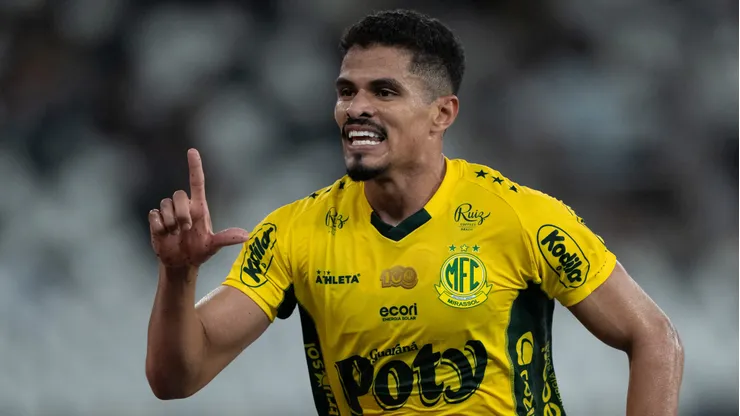 Lucas Ramon jogador do Mirassol comemora seu gol durante partida contra o Botafogo no estadio Engenhao pelo campeonato Brasileiro A 2025. Foto: Jorge Rodrigues/AGIF