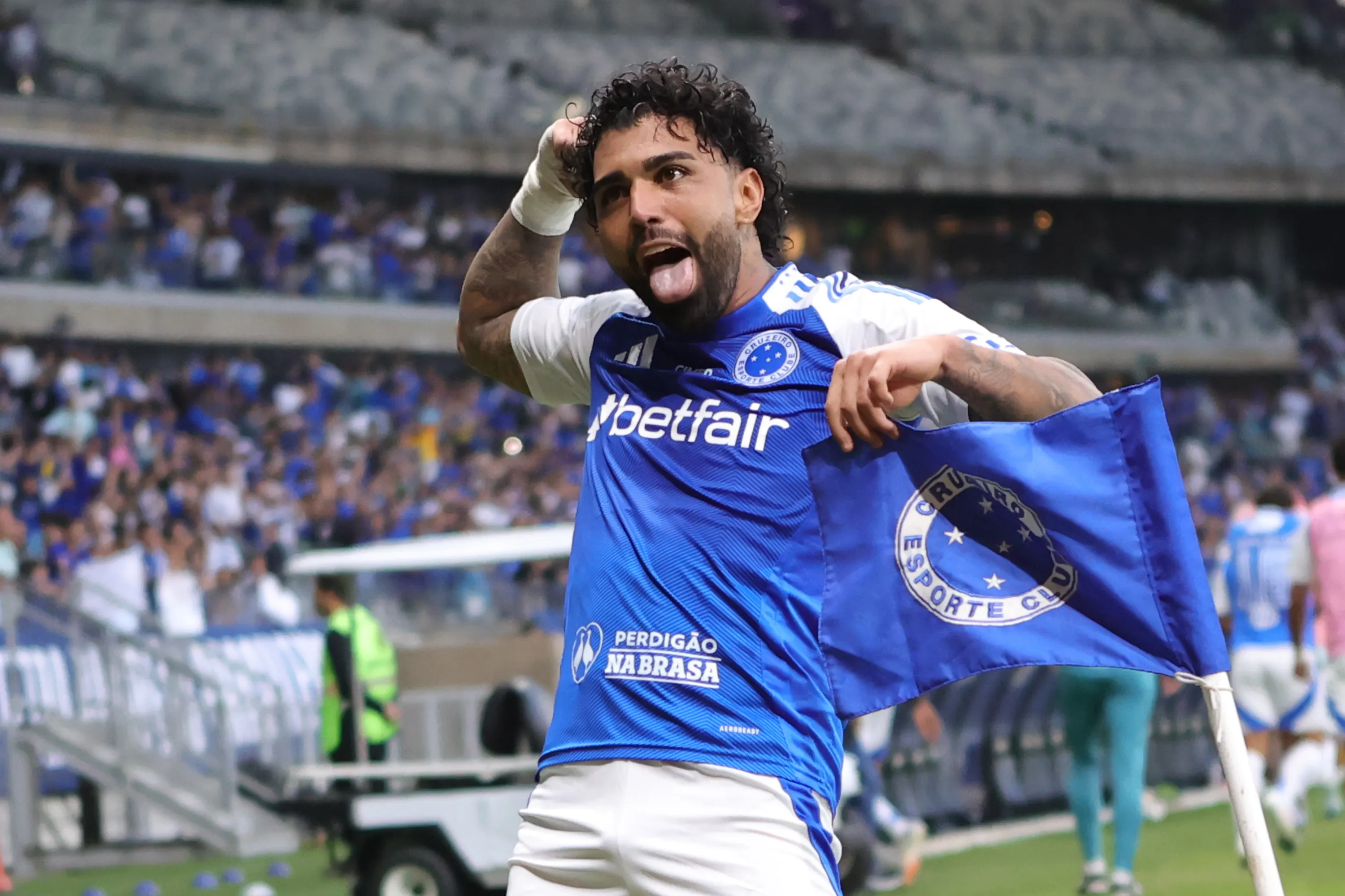 Gabigol comemorando gol pela Raposa. Foto: Gilson Lobo/AGIF