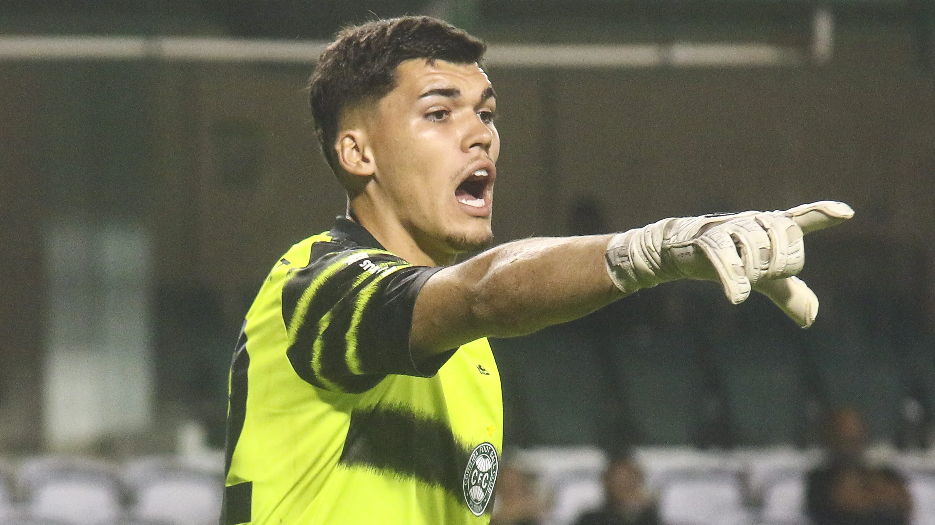 Flamengo tem interesse em goleiro do Coritiba. Foto: Gabriel Rosa Machado/AGIF