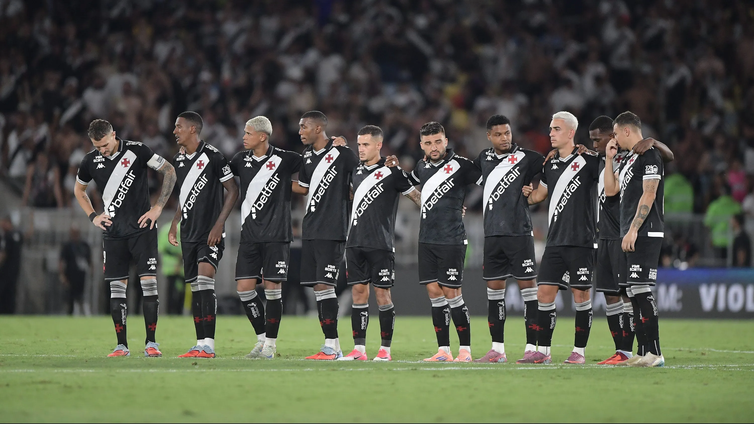 Jogadores do Vasco nos penaltis em decisao durante partida contra o Fluminense no estadio Maracana pelo campeonato Copa Do Brasil 2025. Foto: Thiago Ribeiro/AGIF