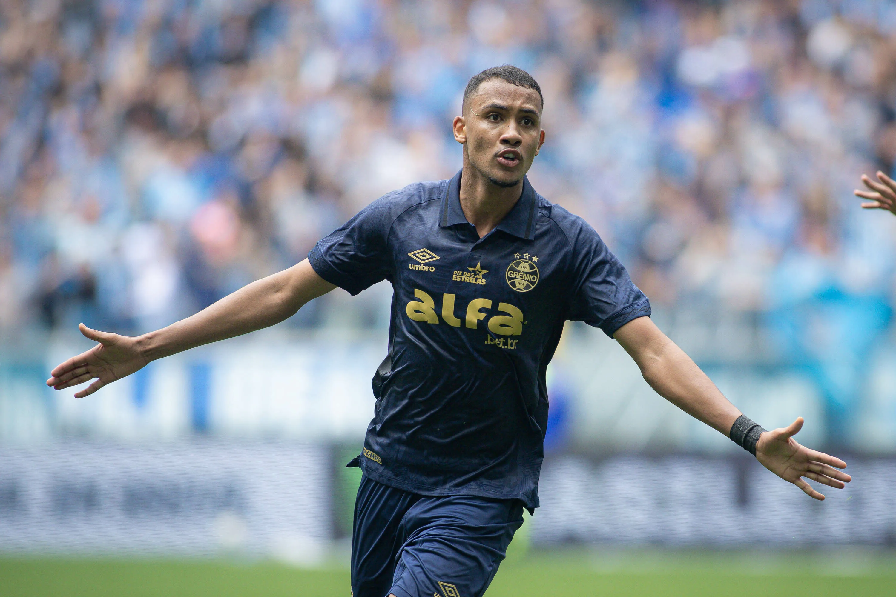 André Henrique está muito próximo de ter seu contrato renovado com Grêmio até 2029 – Foto: Maxi Franzoi/AGIF