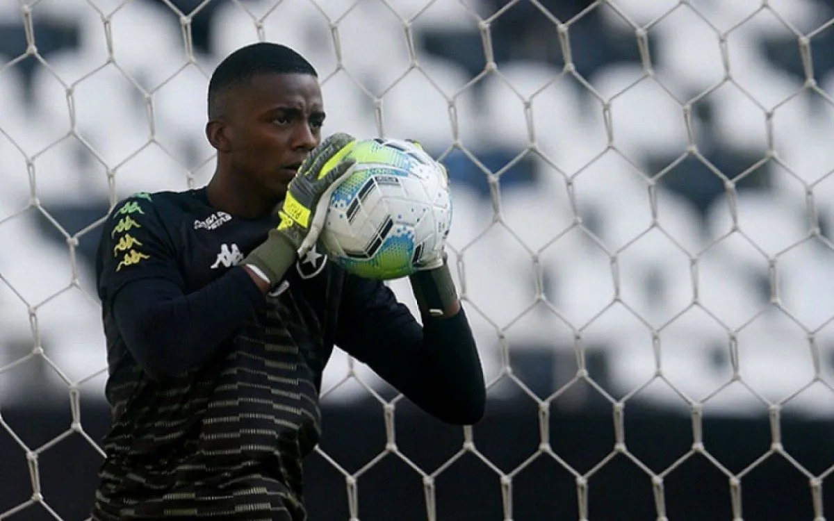 Goleiro Andrew, hoje em Portugal e na mira do Mengão, é revelado no rival Botafogo – Foto: Vitor Silva/BFR