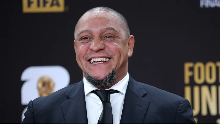 Roberto Carlos no tapete da FIFA. (Photo by Kevin Dietsch/Getty Images)