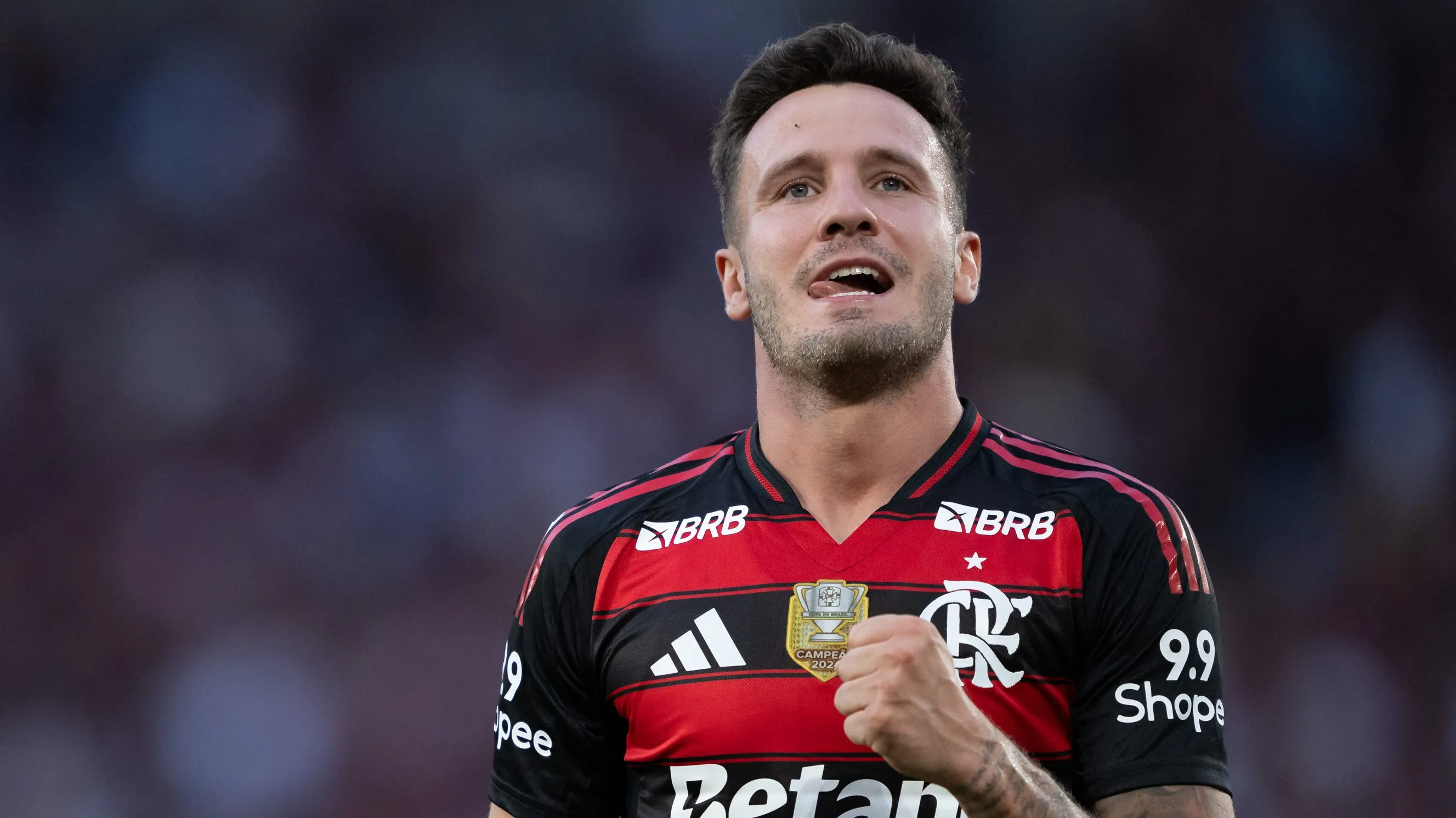Saul jogador do Flamengo comemora gol durante partida contra o Grêmio.