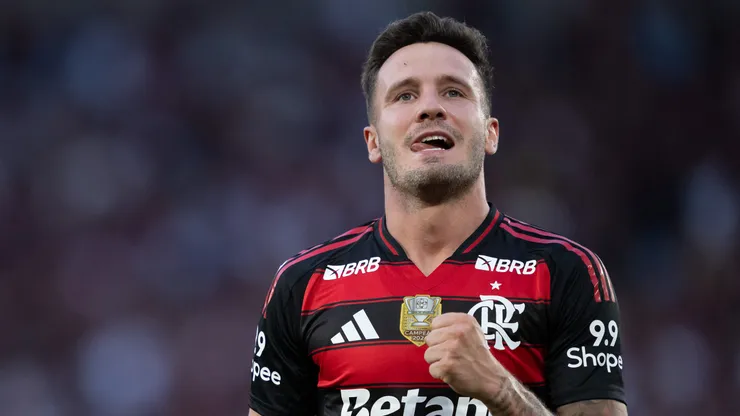Saul jogador do Flamengo comemora gol durante partida contra o Grêmio.