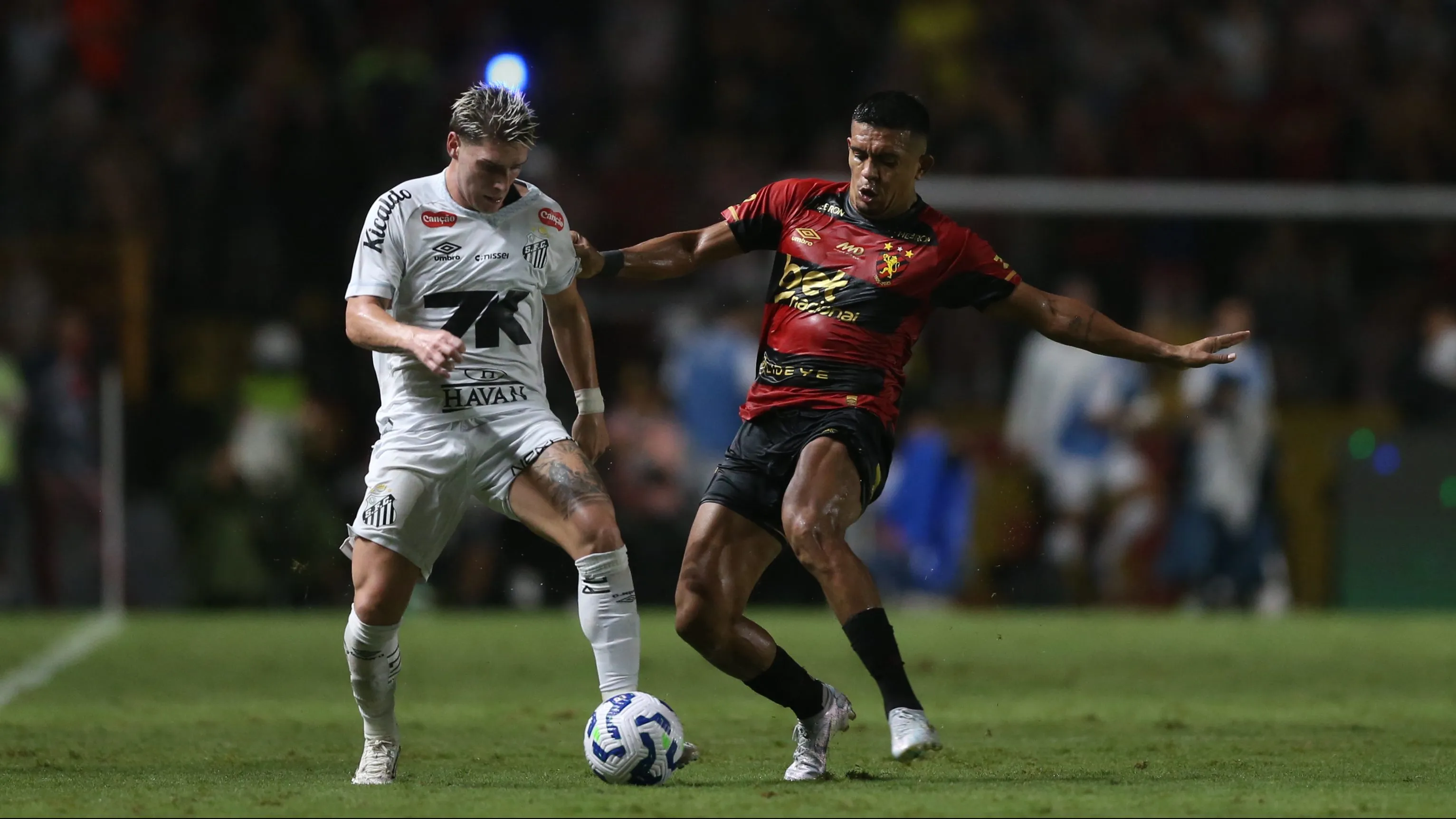 Igor Carius jogador do Sport durante a partida entre Sport e Santos no Estadio da Ilha do Retiro em Recife (PE), pelo campeonato brasileiro Serie A. Foto: Marlon Costa/AGIF