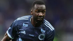 Bolasie em campo pela Raposa. Foto: Gilson Lobo/AGIF