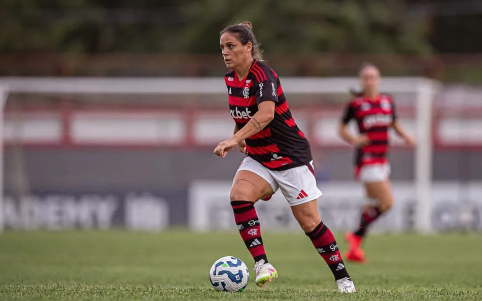 Gláucia com a camisa do Flamengo. Foto: Paula Reis/Flamengo