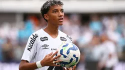 Robinho Jr, jogador do Santos, durante aquecimento antes da partida contra o Cruzeiro no estadio Vila Belmiro pelo campeonato Brasileiro A 2025. Foto: Mauricio De Souza/AGIF