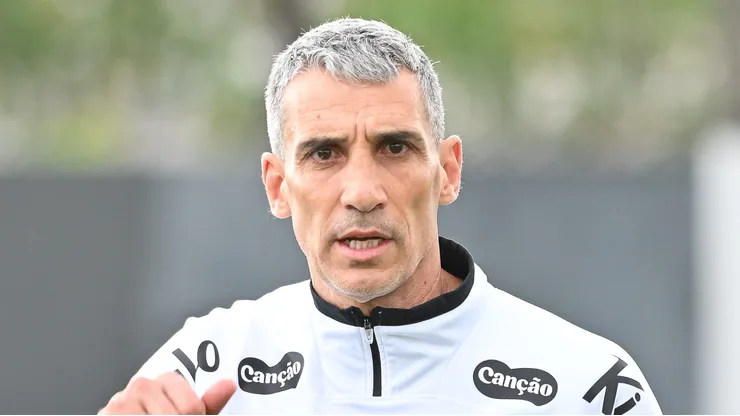 Vojvoda durante treino no CT Rei Pelé. Foto: Jota Erre/AGIF