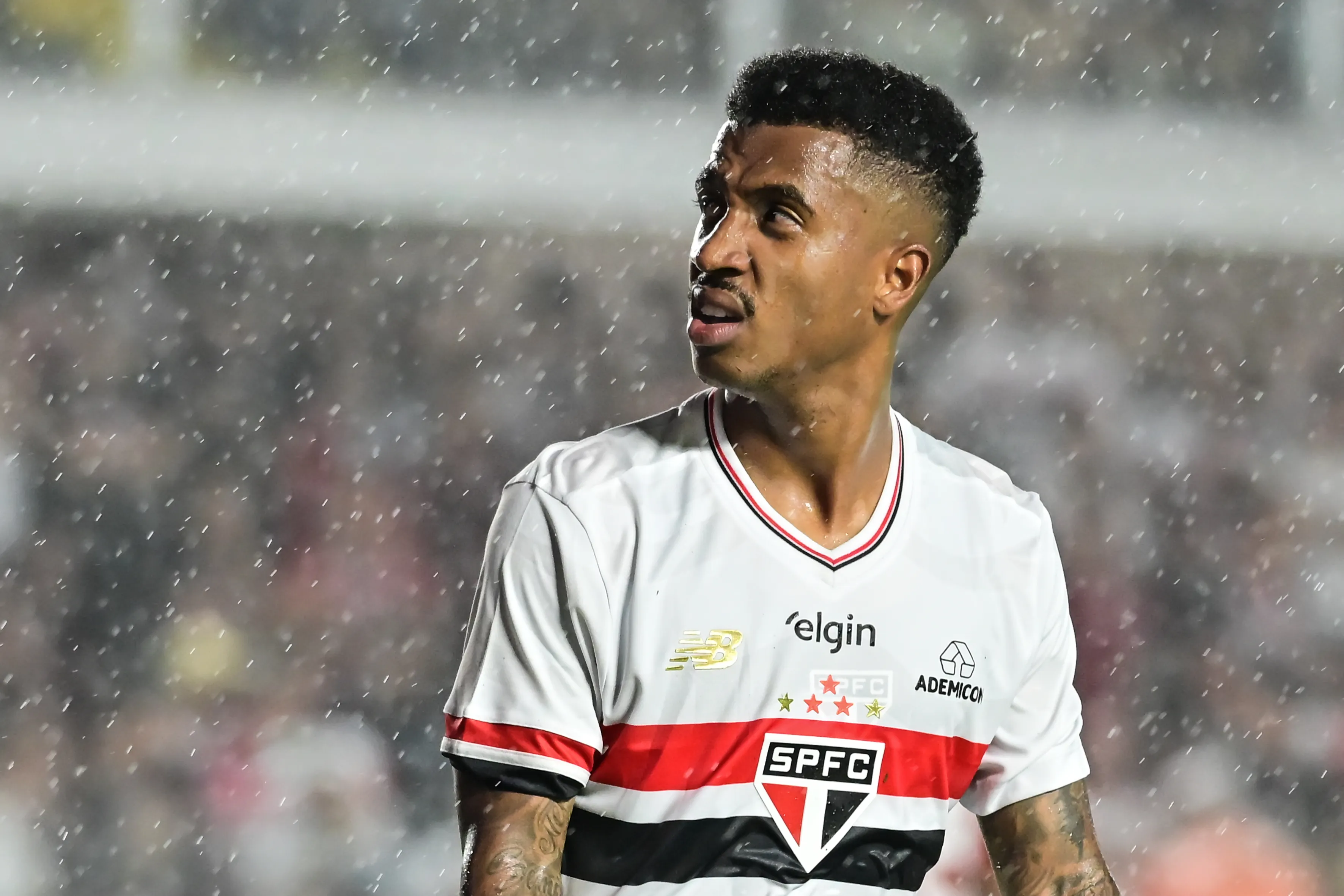 SP – SANTOS – 03/12/2025 – BRASILEIRO A 2025, SAO PAULO X INTERNACIONAL – Marcos Antonio jogador do Sao Paulo durante partida contra o Internacional no estadio Vila Belmiro pelo campeonato Brasileiro A 2025. Foto: Jota Erre/AGIF