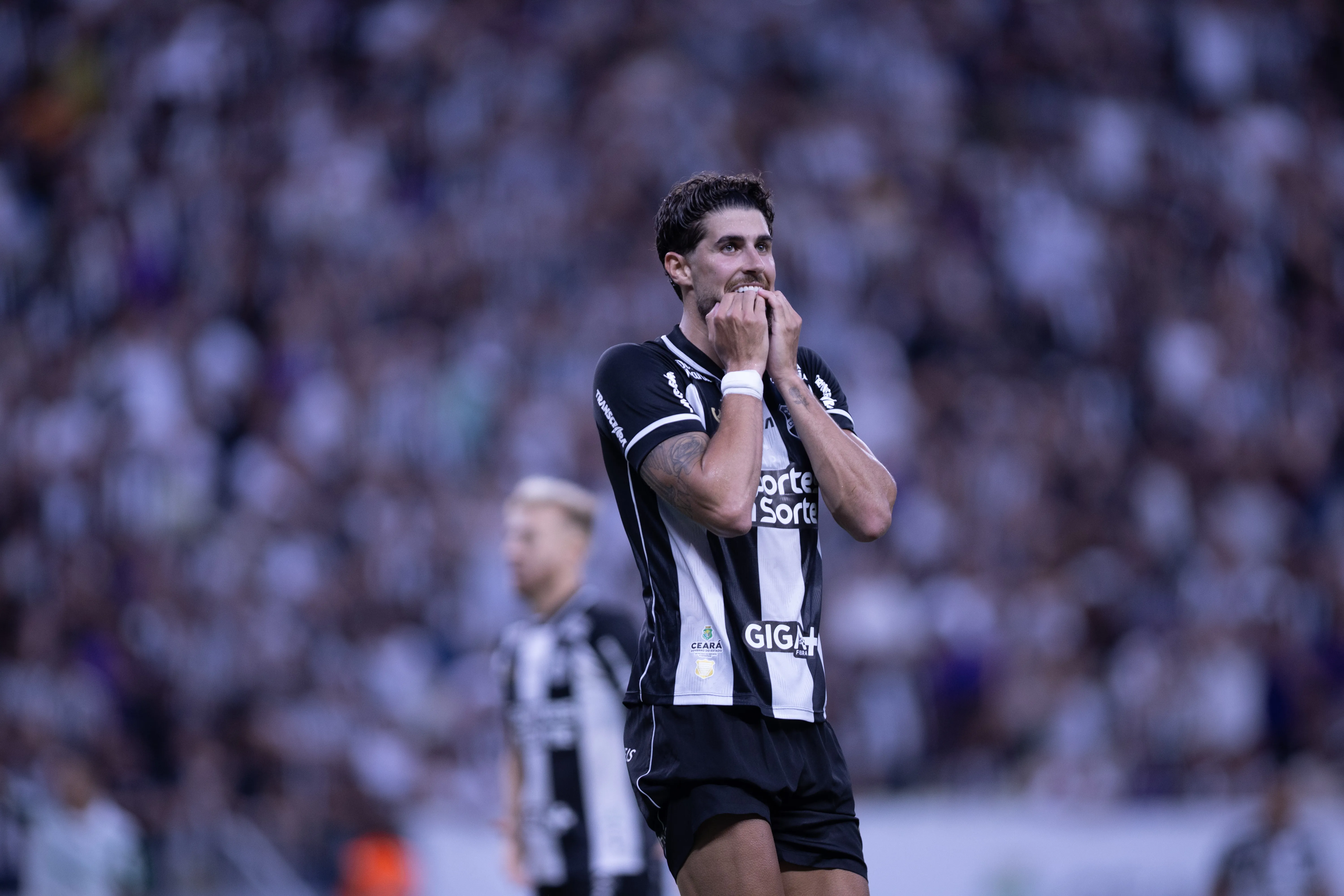 CE – FORTALEZA – 07/12/2025 – BRASILEIRO A 2025, CEARA X PALMEIRAS – pedro Raul jogador do Ceara lamenta durante partida contra o Palmeiras no estadio Arena Castelao pelo campeonato Brasileiro A 2025. Foto: Baggio Rodrigues/AGIF