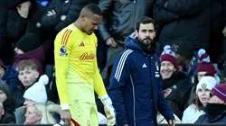 John saiu lesionado e chorando. (Photo by Clive Mason/Getty Images)