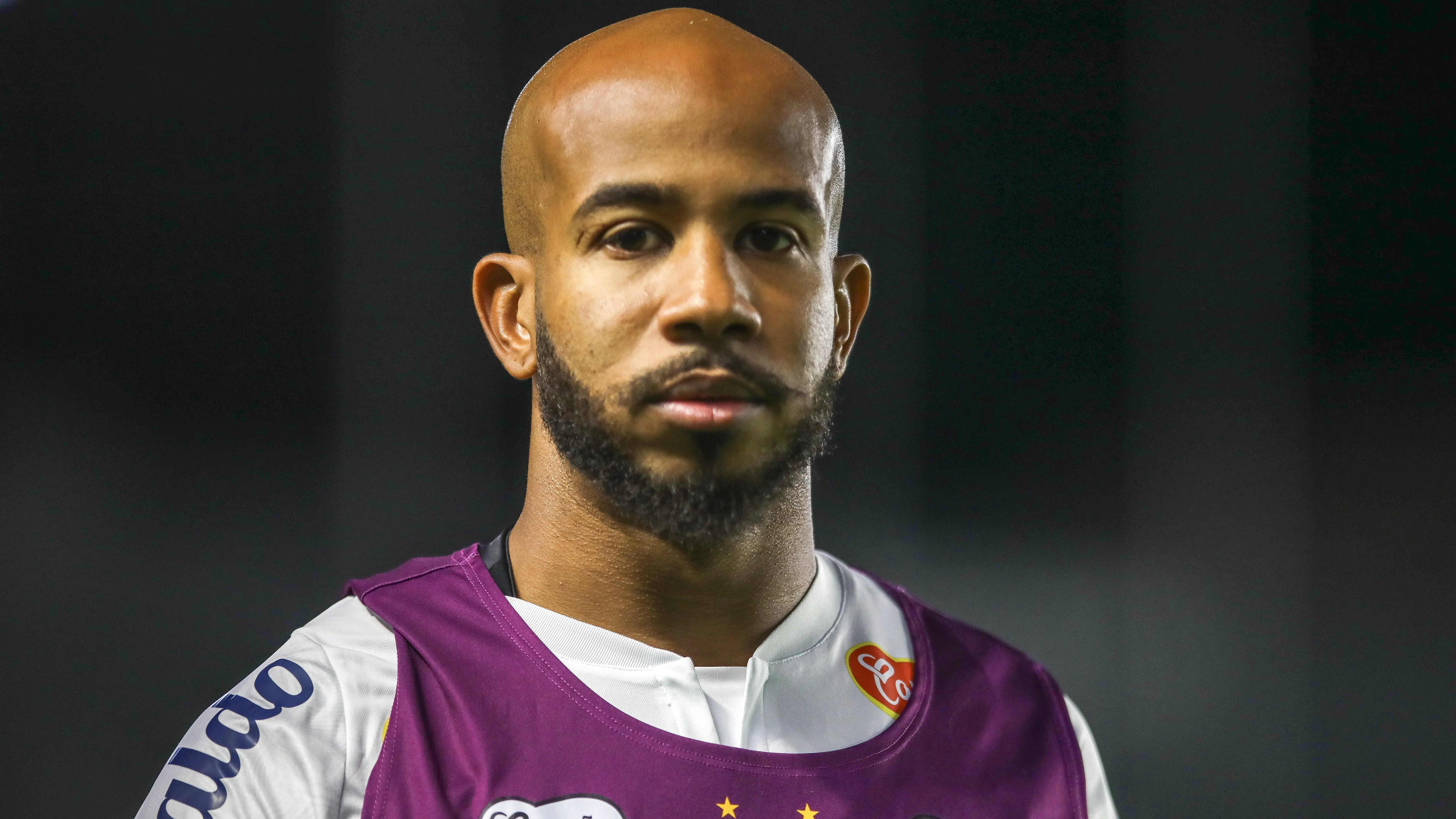 Patrick jogador do Santos durante aquecimento antes da partida contra o Goias no estadio Vila Belmiro pelo campeonato Brasileiro B 2024. Foto: Reinaldo Campos/AGIF