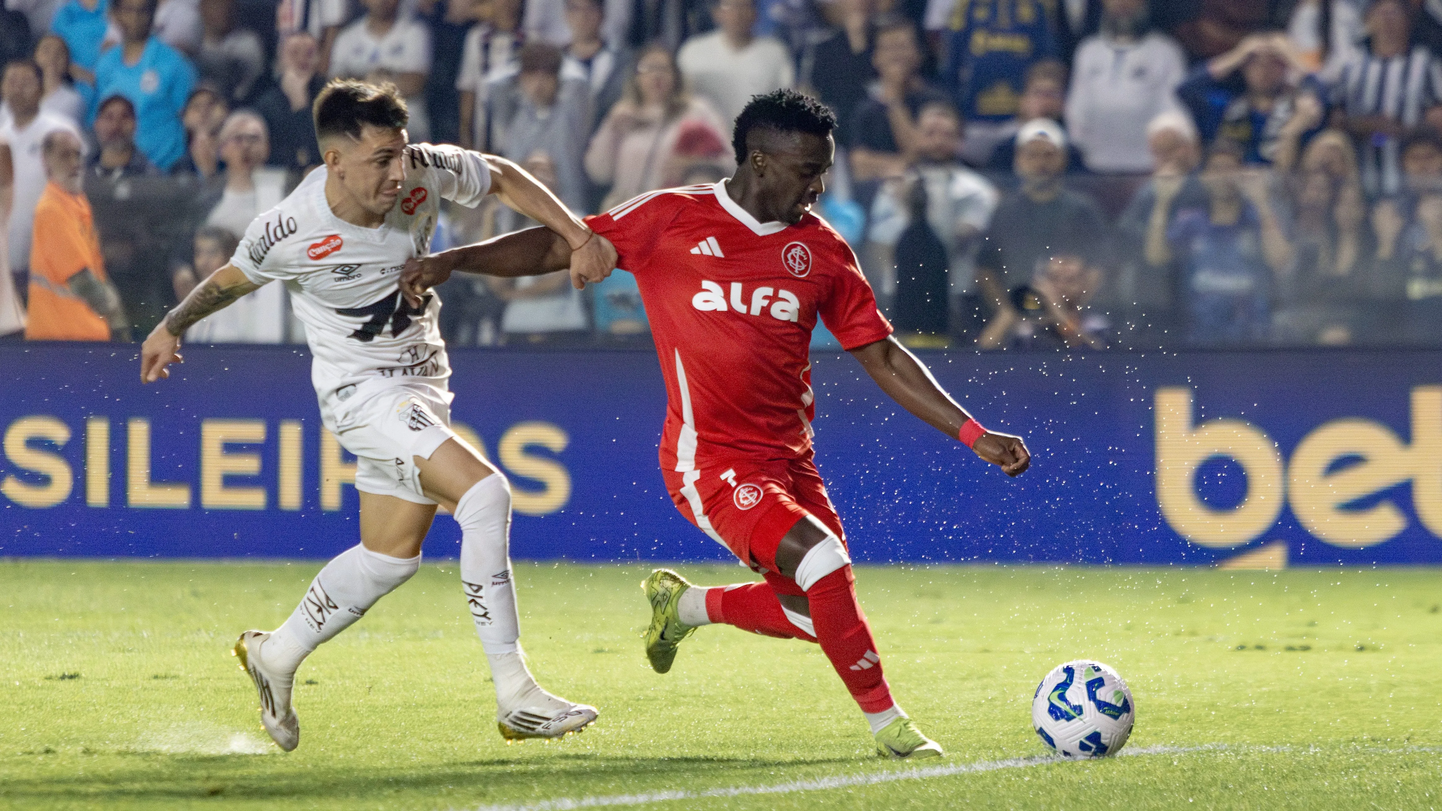 Carbonero jogador do Internacional durante partida contra o Santos no estadio Vila Belmiro pelo campeonato Brasileiro A 2025. Foto: Lucas Gabriel Cardoso/AGIF