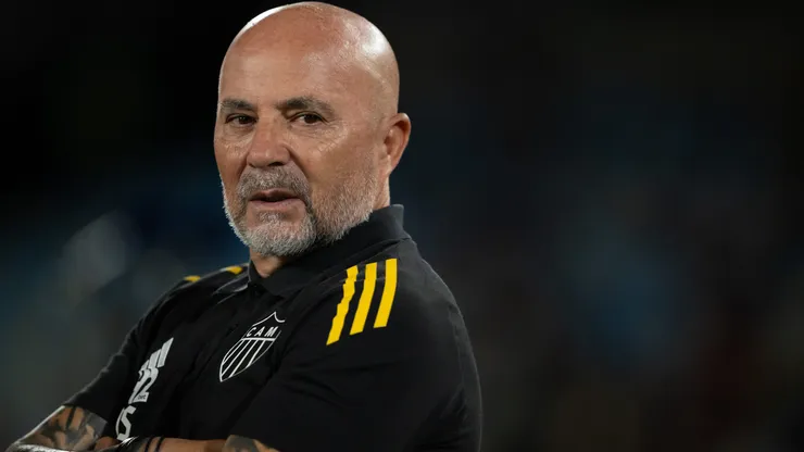 Jorge Sampaoli, técnico do Atlético-MG, durante partida contra o Fluminense no estadio Maracana pelo campeonato Brasileiro A 2025. Foto: Jorge Rodrigues/AGIF