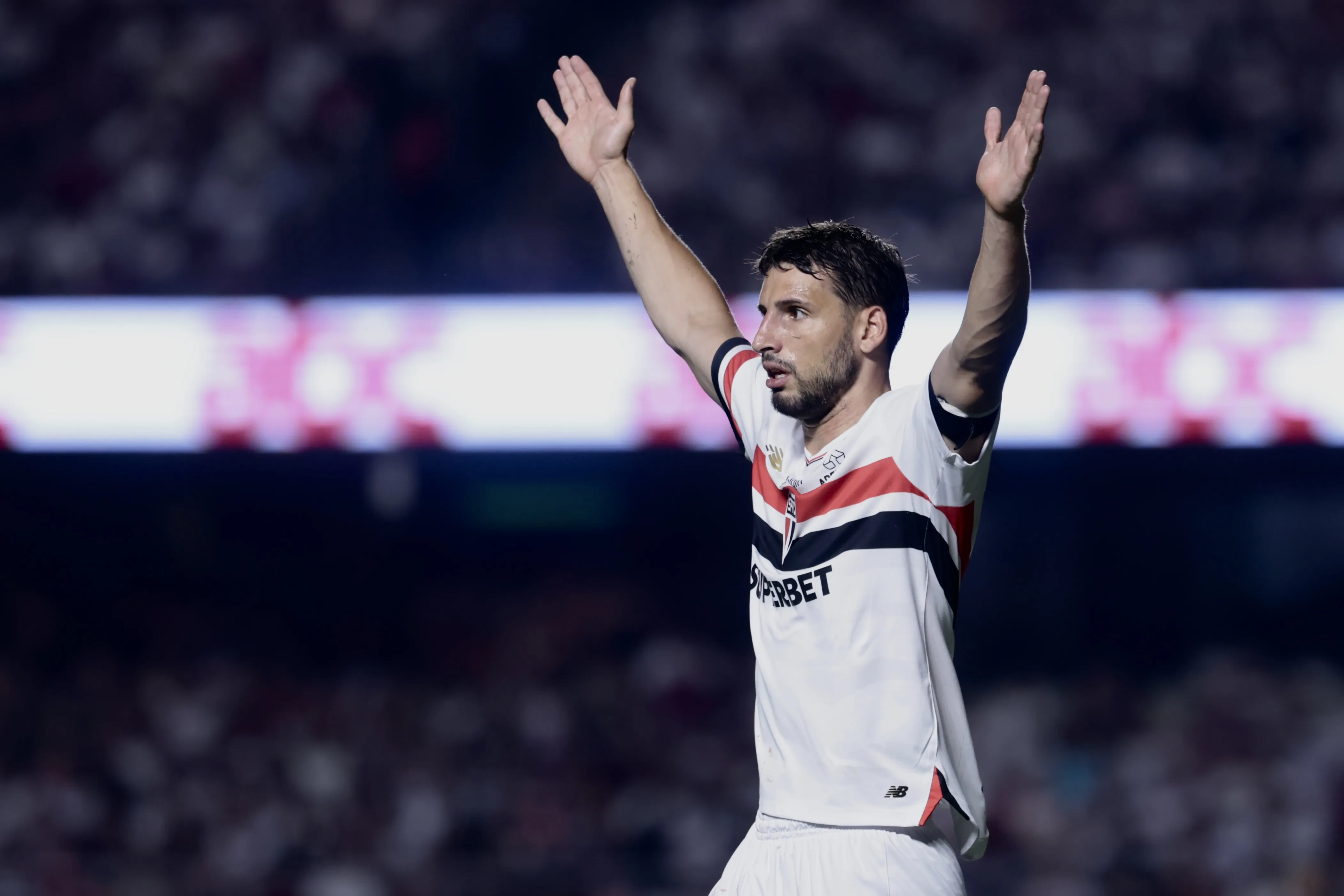 Calleri durante partida pelo São Paulo. Foto: Marcello Zambrana/AGIF