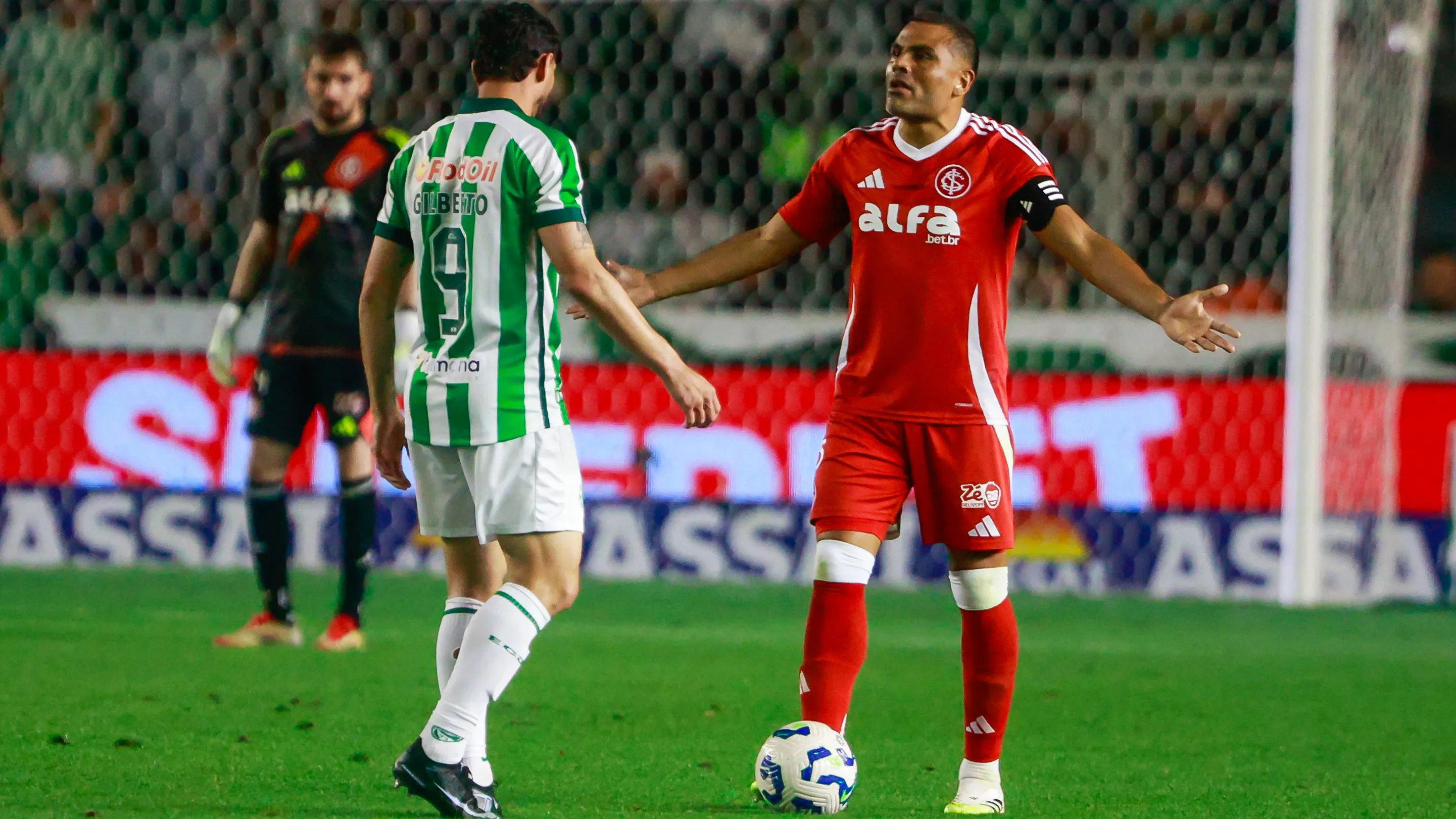 Gabriel Mercado jogador do Internacional reclama com a arbitragem durante partida contra o Juventude no estAdio Alfredo Jaconi pelo campeonato Brasileiro A 2025. Foto: Luiz Erbes/AGIF