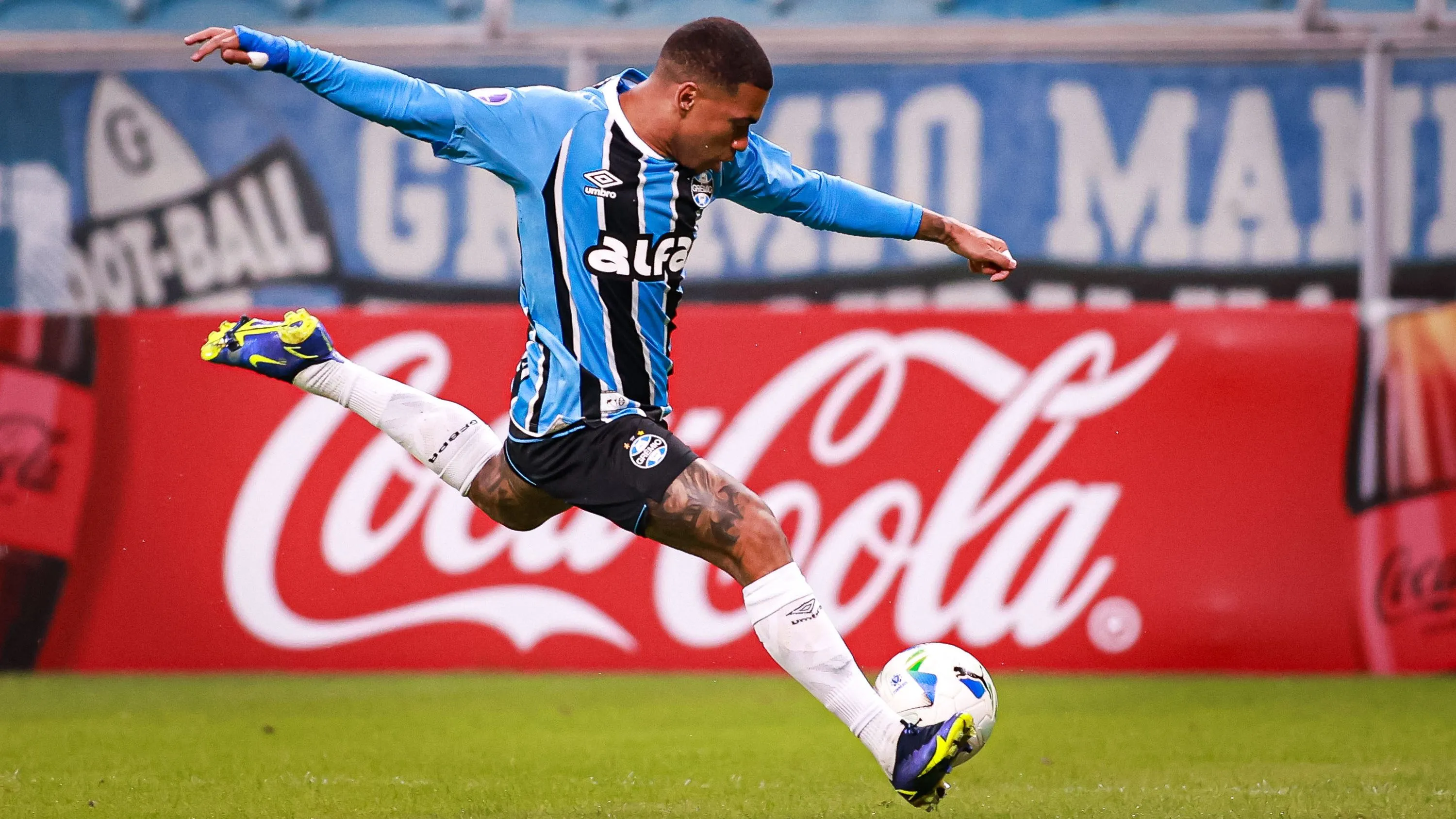 Lucas Esteves jogador do Gremio durante partida contra o Sportivo Luqueno no estadio Arena do Gremio pelo campeonato Copa Sul-americana 2025. Foto: Maxi Franzoi/AGIF