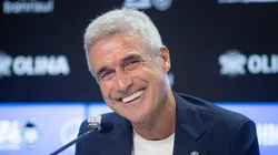 Luis Castro fala aos jornalistas durante sua apresentacao oficial como tecnico do Grêmio em coletiva de imprensa realizada no Arena do Gremio. Foto: Maxi Franzoi/AGIF