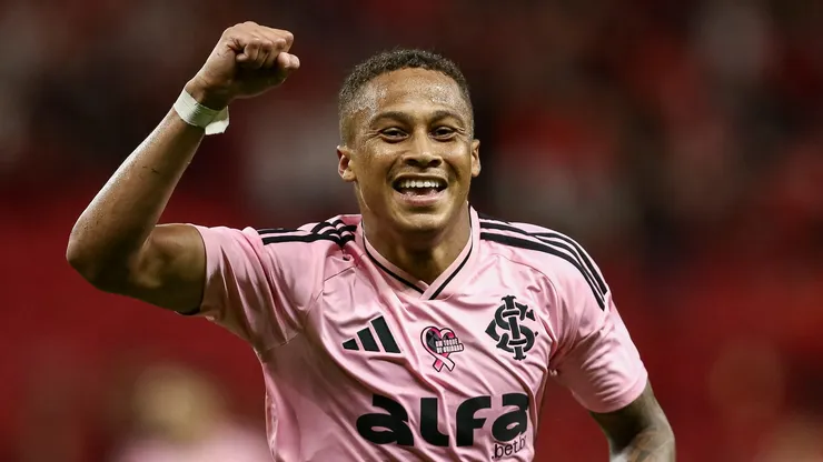 Vitinho, atacante do Inter em partida pelo campeonato brasileiro (Foto: Pedro H. Tesch/Getty Images)