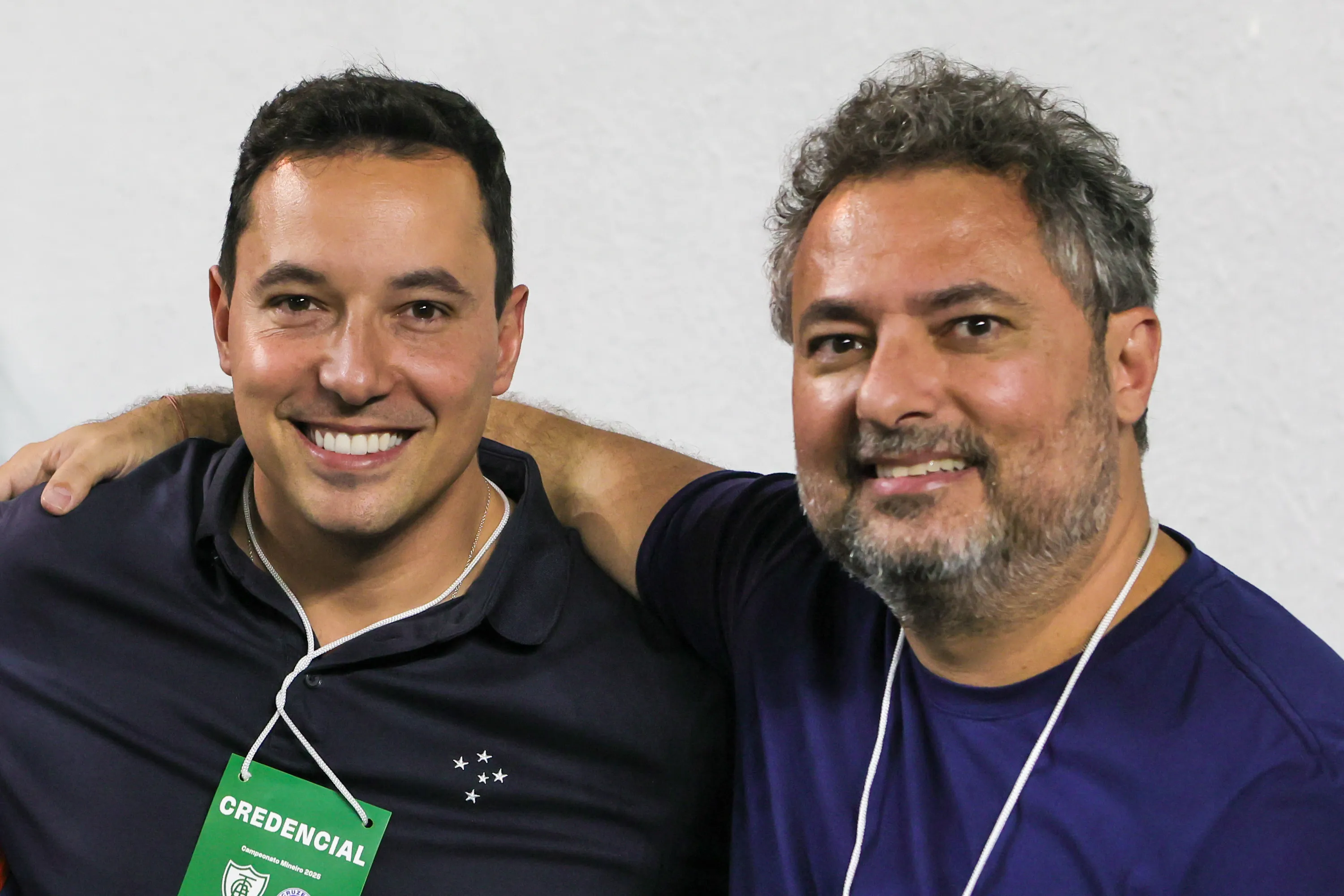 Pedro Junio (à esquerda) fala sobre concorrência por Matheus Pereira. Foto: Gilson Lobo/AGIF