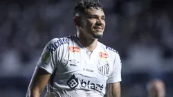 Tiquinho Soares em ação pelo Santos na Vila Belmiro - Foto: Reinaldo Campos/AGIF