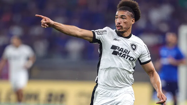Ex-Botafogo, Adryelson está sendo disputado por 3 clubes da Série A - Foto: Gilson Lobo/AGIF