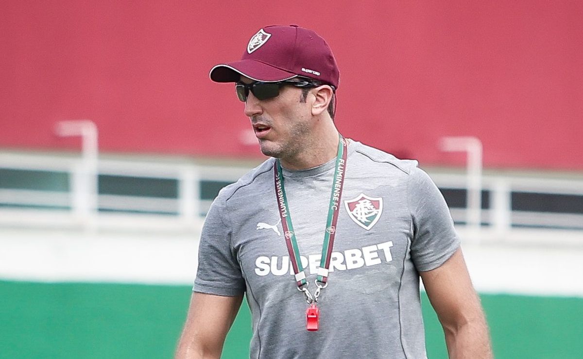 Fluminense atualiza estado de saúde de Zubeldia após cirurgia no coração e revela que treinador voltará em 2 semanas