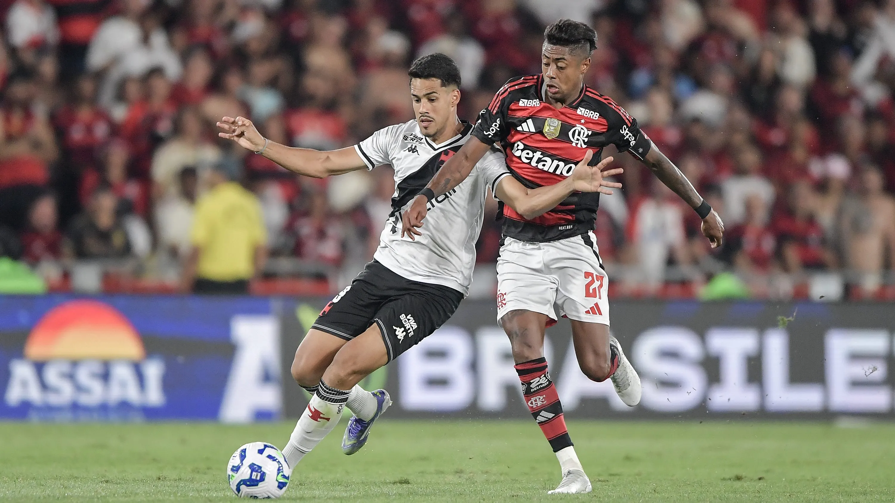 Bruno Henrique jogador do Flamengo disputa lance com Lucas Oliveira jogador do Vasco durante partida no estadio Maracana pelo campeonato Brasileiro A 2025. Foto: Thiago Ribeiro/AGIF