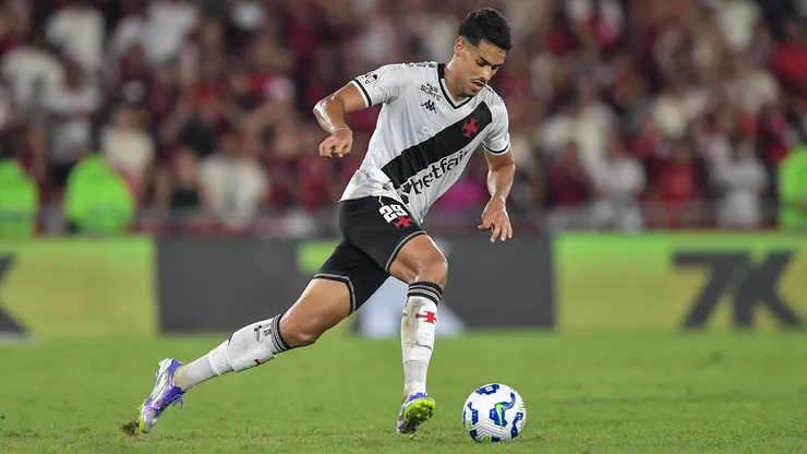 Lucas Oliveira jogador do Vasco durante partida contra o Flamengo no estadio Maracana pelo campeonato Brasileiro A 2025. Foto: Thiago Ribeiro/AGIF