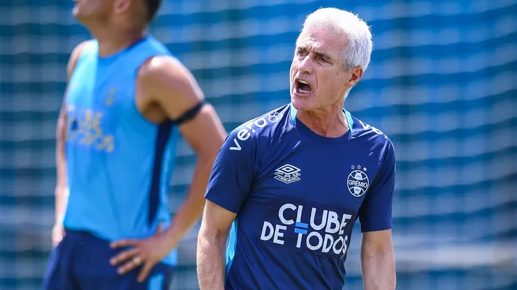 Luís Castro comanda treino no CT Luiz Carvalho