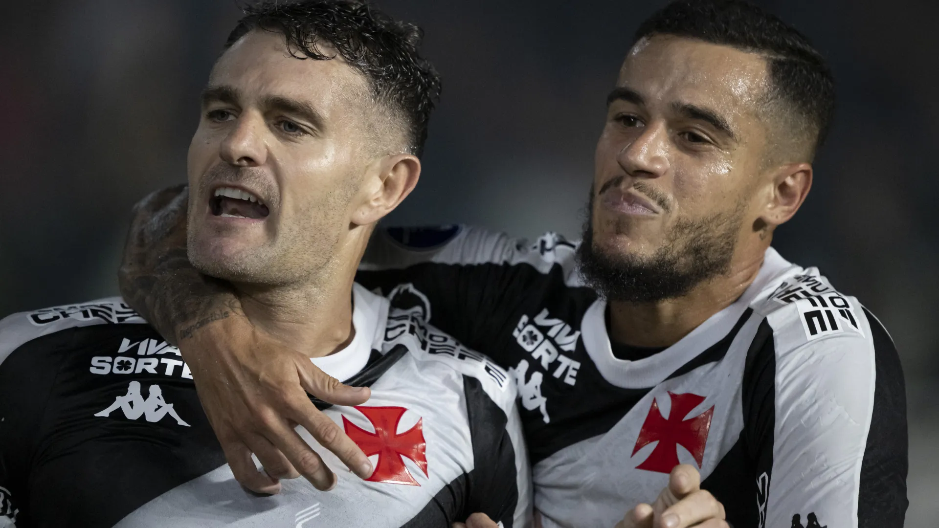 Vegetti e Coutinho em ação pelo Vasco – Foto: Jorge Rodrigues/AGIF