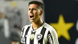 David Ricardo, jogador do Botafogo deixa o campo comemorando a vitoria apos partida contra o Santos no estadio Vila Belmiro pelo campeonato Brasileiro A 2025. Foto: Jota Erre/AGIF