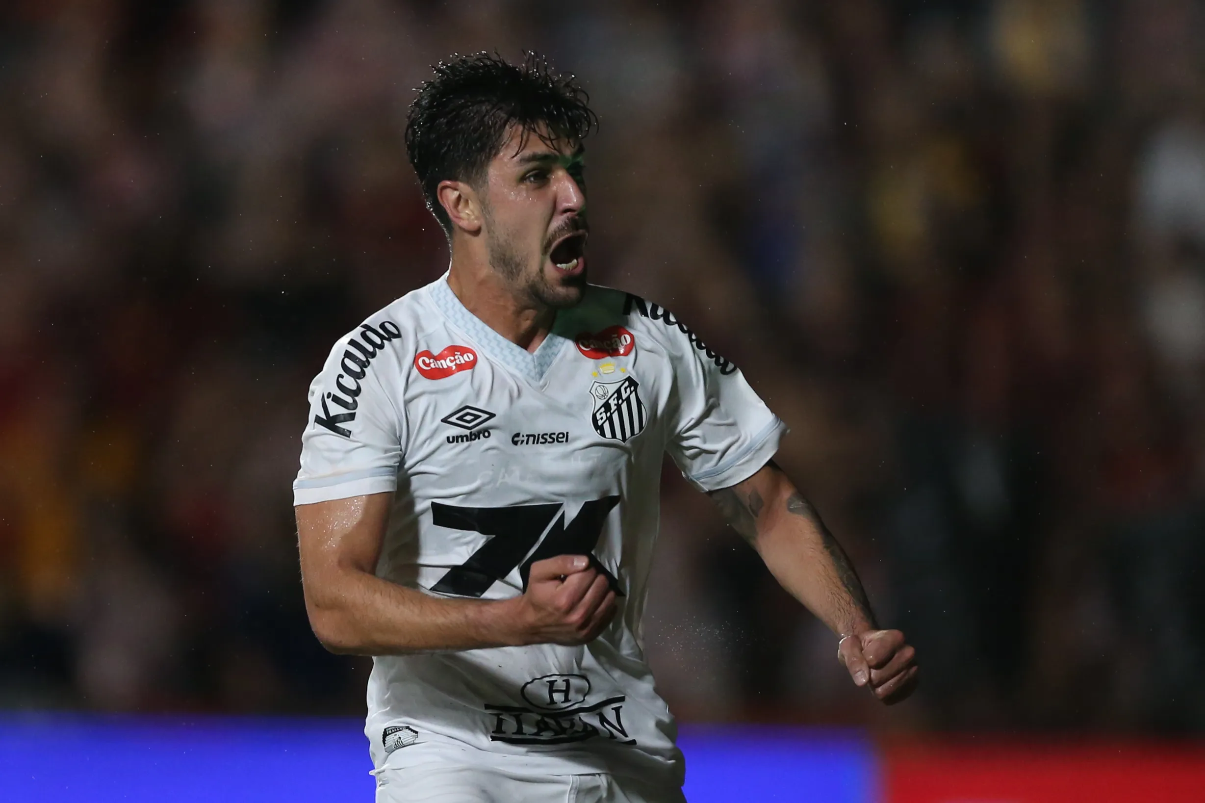 João Basso possui contrato até o final de 2026. Foto: Marlon Costa/AGIF