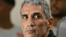 Juan Plabo Vojvoda, técnico do Santos, durante partida contra o Vitoria no estadio Vila Belmiro pelo campeonato Brasileiro A 2025. Foto: Jota Erre/AGIF