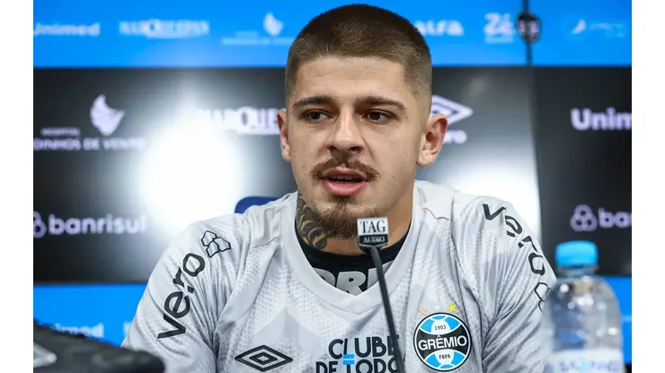 Jorge foi apresentado como novo goleiro do Grêmio. (Foto: Lucas Uebel/Grêmio FBPA)