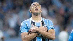Carlos Vinicius, jogador do Grêmio, comemora seu gol durante partida contra o Palmeiras no estadio Arena do Gremio pelo campeonato Brasileiro A 2025. Foto: Maxi Franzoi/AGIF