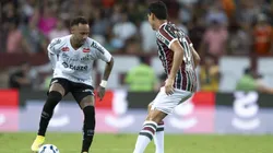 Ganso, jogador do Fluminense, disputa lance com Neymar jogador do Santos durante partida no estadio Maracana pelo campeonato Brasileiro A 2025. Foto: Jorge Rodrigues/AGIF