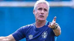 Luis Castro em ação durante treino do Grêmio