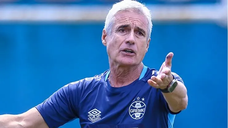 Luis Castro em ação durante treino do Grêmio