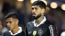 Alexander Barboza jogador do Botafogo lamenta durante partida contra o Bragantino no estadio Cicero De Souza Marques pelo campeonato Copa Do Brasil 2025
