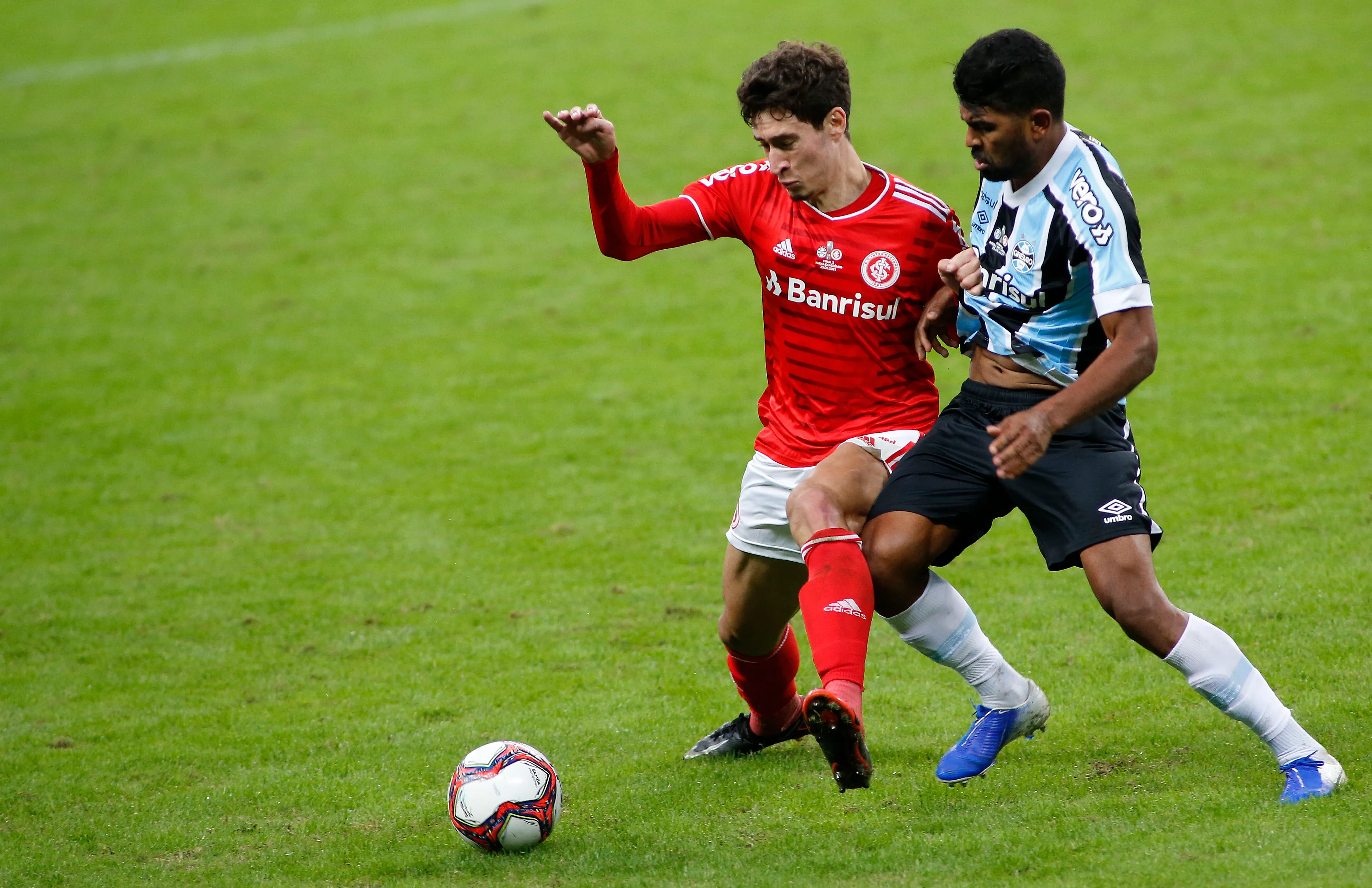 Rodrigo Dourado atuando em um Gre-Nal de 2021. Foto: Silvio Avila/Getty Images