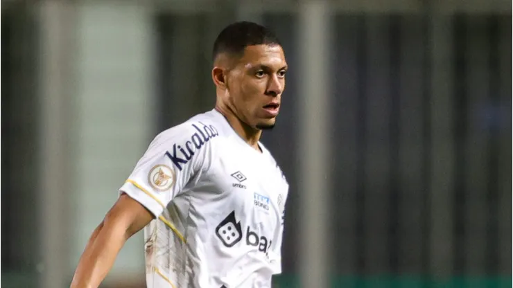 Alex Nascimento pode reforçar o Peixe