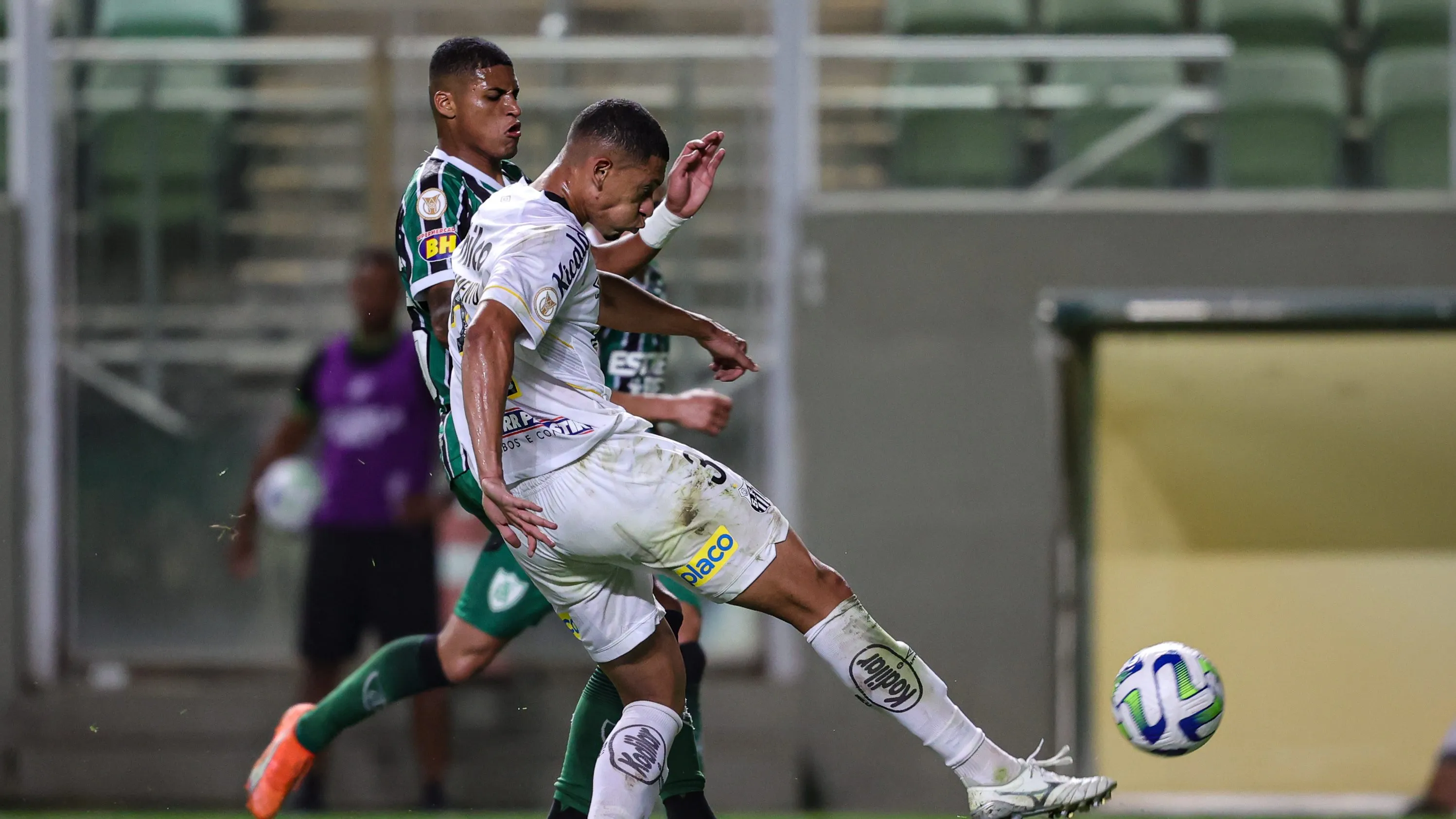 Alex Nascimento em ação pelo Peixe – Foto: Gilson Lobo/AGIF