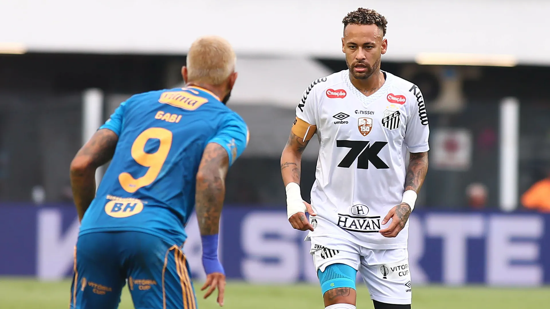 Neymar e Gabriel Barbosa se enfrentaram na 38ª rodada do Brasileirão 2025 – Foto: Mauricio De Souza/AGIF